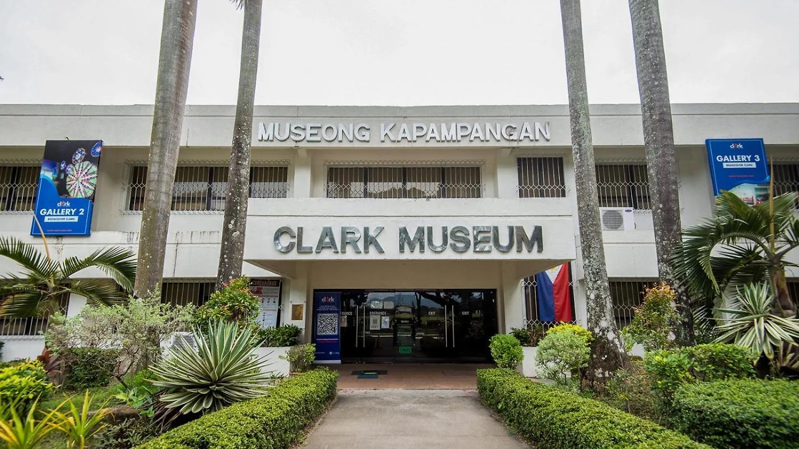 Affordable Up To 15 Pax Near Aqua Planet & Dinosaur Island Villa Angeles